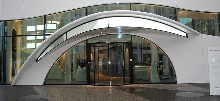 Glasreinigung im Eigangsbereich Fensterputzer Hamburg HafenCity